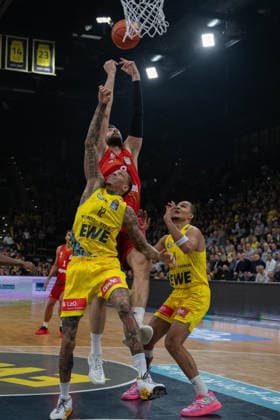 GER, Basketball, easy Credit BBL, EWE Baskets Oldenburg vs FC Bayern München Basketball 14 12 2025, EWE Arena, Oldenburg, GER, easy Credit BBL, EWE Baskets Oldenburg vs FC Bayern München Basketball, pictured Leon KRATZER FC Bayern München Basketball 8 Michale KYSER EWE Baskets Oldenburg 12 Nicholas TISCHLER EWE Baskets Oldenburg 11 nordphotoxgmbhx xRojahn nph00310