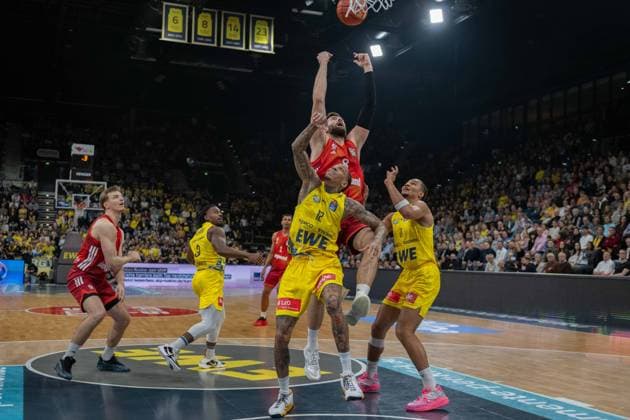 GER, Basketball, easy Credit BBL, EWE Baskets Oldenburg vs FC Bayern München Basketball 14 12 2025, EWE Arena, Oldenburg, GER, easy Credit BBL, EWE Baskets Oldenburg vs FC Bayern München Basketball, pictured Leon KRATZER FC Bayern München Basketball 8 Michale KYSER EWE Baskets Oldenburg 12 Nicholas TISCHLER EWE Baskets Oldenburg 11 nordphotoxgmbhx xRojahn nph00310