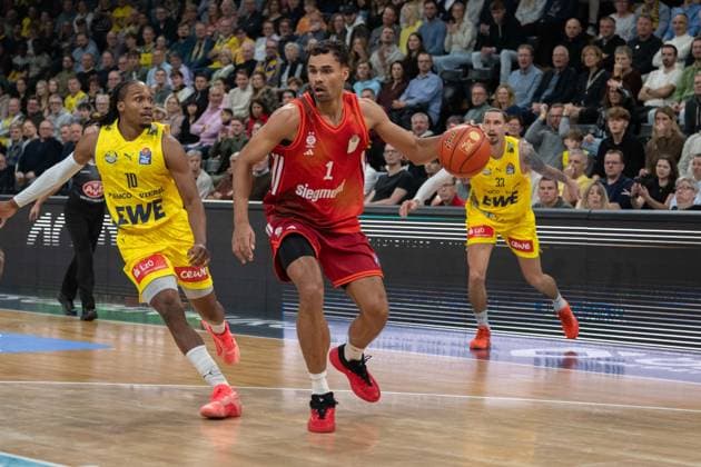 GER, Basketball, easy Credit BBL, EWE Baskets Oldenburg vs FC Bayern München Basketball 14 12 2025, EWE Arena, Oldenburg, GER, easy Credit BBL, EWE Baskets Oldenburg vs FC Bayern München Basketball, pictured Oskar DA SILVA FC Bayern München Basketball 1 James WOODARD EWE Baskets Oldenburg 10 nordphotoxgmbhx xRojahn nph00310