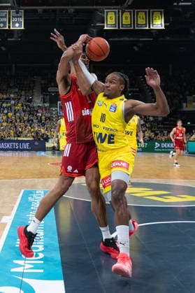 GER, Basketball, easy Credit BBL, EWE Baskets Oldenburg vs FC Bayern München Basketball 14 12 2025, EWE Arena, Oldenburg, GER, easy Credit BBL, EWE Baskets Oldenburg vs FC Bayern München Basketball, pictured Oskar DA SILVA FC Bayern München Basketball 1 James WOODARD EWE Baskets Oldenburg 10 nordphotoxgmbhx xRojahn nph00310