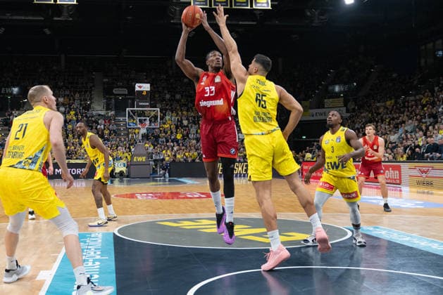 GER, Basketball, easy Credit BBL, EWE Baskets Oldenburg vs FC Bayern München Basketball 14 12 2025, EWE Arena, Oldenburg, GER, easy Credit BBL, EWE Baskets Oldenburg vs FC Bayern München Basketball, in the picture David McCORMACK FC Bayern München Basketball 33 Filip STANIC EWE Baskets Oldenburg 65 nordphotoxgmbhx xRojahn nph00310
