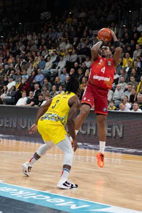 GER, Basketball, easy Credit BBL, EWE Baskets Oldenburg vs FC Bayern München Basketball 14 12 2025, EWE Arena, Oldenburg, GER, easy Credit BBL, EWE Baskets Oldenburg vs FC Bayern München Basketball, pictured Xavier RATHAN MAYES FC Bayern München Basketball 4 Chris CLEMONS EWE Baskets Oldenburg 3 nordphotoxgmbhx xRojahn nph00310