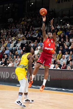GER, Basketball, easy Credit BBL, EWE Baskets Oldenburg vs FC Bayern München Basketball 14 12 2025, EWE Arena, Oldenburg, GER, easy Credit BBL, EWE Baskets Oldenburg vs FC Bayern München Basketball, pictured Xavier RATHAN MAYES FC Bayern München Basketball 4 Chris CLEMONS EWE Baskets Oldenburg 3 nordphotoxgmbhx xRojahn nph00310