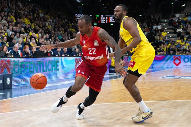 GER, Basketball, easy Credit BBL, EWE Baskets Oldenburg vs FC Bayern München Basketball 14 12 2025, EWE Arena, Oldenburg, GER, easy Credit BBL, EWE Baskets Oldenburg vs FC Bayern München Basketball, pictured Isiaha MIKE FC Bayern München Basketball 22 Dakarai TUCKER EWE Baskets Oldenburg 7 nordphotoxgmbhx xRojahn nph00310