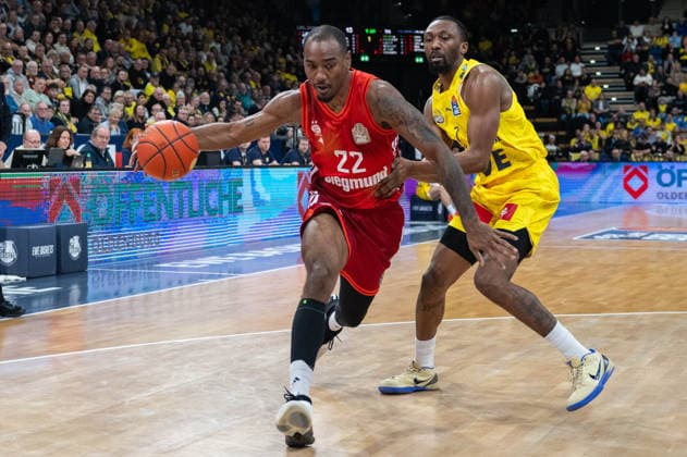 GER, Basketball, easy Credit BBL, EWE Baskets Oldenburg vs FC Bayern München Basketball 14 12 2025, EWE Arena, Oldenburg, GER, easy Credit BBL, EWE Baskets Oldenburg vs FC Bayern München Basketball, pictured Isiaha MIKE FC Bayern München Basketball 22 Dakarai TUCKER EWE Baskets Oldenburg 7 nordphotoxgmbhx xRojahn nph00310