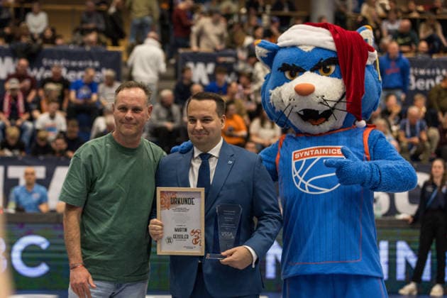GER, easy Credit Basketball Bundesliga, Syntainics MBC Basketball Löwen Braunschweig 14 12 2025, Stadthalle, Weißenfels, GER, easy Credit Basketball Bundesliga, Syntainics MBC Basketball Löwen Braunschweig Martin Geissler Managing Director of Syntainics MBC receives an award from the Association of Sports Journalists of Saxony Anhalt Â Photo Alexander Trienitz Weißenfels Stadthalle Sachsen Anhalt Germany