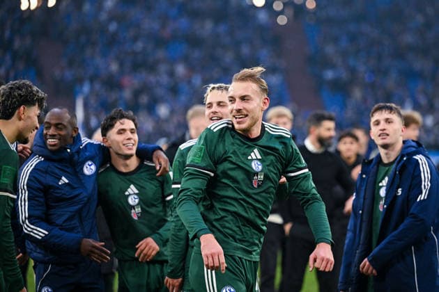 14 12 2025, Football, 2 Bundesliga, Season 2025 2026, Matchday 16, FC Schalke 04 1 FC Nürnberg, The players of FC Schalke 04 are happy about the victory, Timo Becker FC Schalke 04 xRHR PHOTO YYx Copyright: KROEGER RHR-FOTOx RHR-FOTO YY
