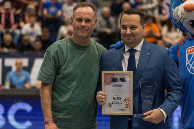 GER, easy Credit Basketball Bundesliga, Syntainics MBC Basketball Löwen Braunschweig 14 12 2025, Stadthalle, Weißenfels, GER, easy Credit Basketball Bundesliga, Syntainics MBC Basketball Löwen Braunschweig Martin Geissler Managing Director of Syntainics MBC receives an award from the Association of Sports Journalists of Saxony Anhalt Â Photo Alexander Trienitz Weißenfels Stadthalle Sachsen Anhalt Germany