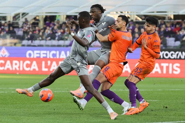 ACF Fiorentina v Hellas Verona FC - Campionato Serie A Rolando Mandragora of ACF Fiorentina and Cheikh Niasse of Hellas Verona ,battle for the ball during the Italian Serie A football match between ACF Fiorentina and Hellas Verona FC ,on December 14,2025 at the Artemio-Franchi stadium in Florence. Italy Firenze FI Italy  Copyright: xAndreaxMartinix originalFilename:martini-acffiore251214_np2Z2.jpg