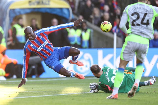 Crystal Palace gegen Manchester City 14. Dezember 2025, London Premier League Fußball Crystal Palace gegen Manchester City Jean Philippe Mateta von Crystal Palace wird von Manchester Citys Torwart Gianluigi Donnarumma zu Fall gebracht Foto Jacques Feeney Abseits London UK  Copyright: xJacquesxFeeneyx xOffsidexOffside