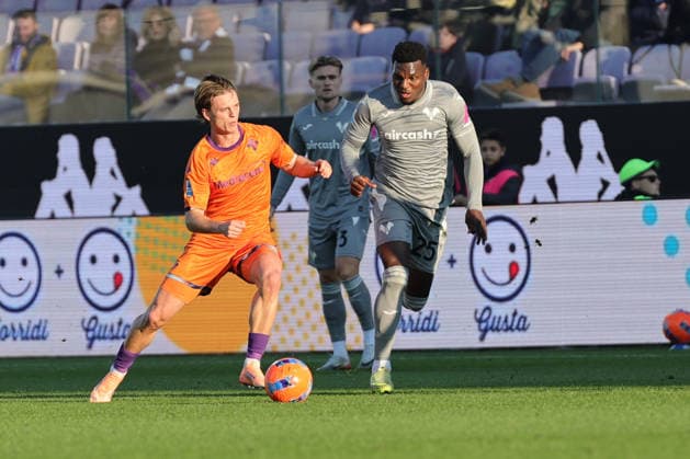 ACF Fiorentina v Hellas Verona FC - Campionato Serie A Albert Gudmundsson of ACF Fiorentina controls the ball during the Italian Serie A football match between ACF Fiorentina and Hellas Verona FC ,on December 14,2025 at the Artemio-Franchi stadium in Florence. Italy Firenze FI Italy  Copyright: xAndreaxMartinix originalFilename:martini-acffiore251214_npcaJ.jpg