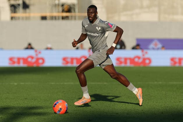 ACF Fiorentina v Hellas Verona FC - Campionato Serie A Cheikh Niasse of Hellas Verona controls the ball during the Italian Serie A football match between ACF Fiorentina and Hellas Verona FC ,on December 14,2025 at the Artemio-Franchi stadium in Florence. Italy Firenze FI Italy  Copyright: xAndreaxMartinix originalFilename:martini-acffiore251214_nplNM.jpg