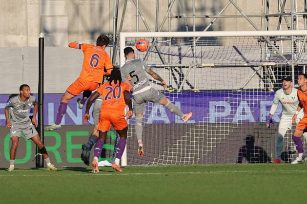 ACF Fiorentina v Hellas Verona FC - Campionato Serie A Luca Ranieri of ACF Fiorentina and Unai Nunez of Hellas Verona ,battle for the ball during the Italian Serie A football match between ACF Fiorentina and Hellas Verona FC ,on December 14,2025 at the Artemio-Franchi stadium in Florence. Italy Firenze FI Italy  Copyright: xAndreaxMartinix originalFilename:martini-acffiore251214_npvFK.jpg