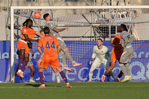 ACF Fiorentina v Hellas Verona FC - Campionato Serie A Moise Kean of ACF Fiorentina tries to direct a header towards the target during the Italian Serie A football match between ACF Fiorentina and Hellas Verona FC ,on December 14,2025 at the Artemio-Franchi stadium in Florence. Italy Firenze FI Italy  Copyright: xAndreaxMartinix originalFilename:martini-acffiore251214_np3Zk.jpg