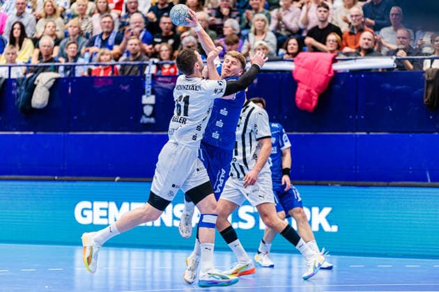 v l Hendrik Pekeler THW Kiel, 61 , Lukas Hutecek TBV Lemgo Lippe, 02 GER, TBV Lemgo Lippe vs THW Kiel, Handball, 1 Bundesliga, Matchday 17, Season 2025 2026, 14 12 2025 GER, TBV Lemgo Lippe vs THW Kiel, Handball, 1 Bundesliga, Matchday 17, Season 2025 2026, 14 12 2025 Lemgo Copyright: xEibner-Pressefoto JanxRollingerx EP_JSK