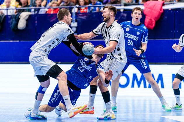 v l Hendrik Pekeler THW Kiel, 61 , Tim Suton TBV Lemgo Lippe, 23 , Harald Reinkind THW Kiel, 06 GER, TBV Lemgo Lippe vs THW Kiel, Handball, 1 Bundesliga, Matchday 17, Season 2025 2026, 14 12 2025 GER, TBV Lemgo Lippe vs THW Kiel, Handball, 1 Bundesliga, Matchday 17, Season 2025 2026, 14 12 2025 Lemgo Copyright: xEibner-Pressefoto JanxRollingerx EP_JSK