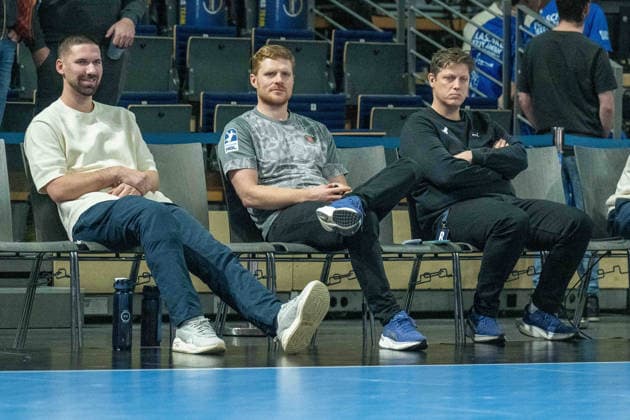 14 12 2025, xlakx, Handball Daikin HBL, Fuechse Berlin HSG Wetzlar v l Fabian Wiede Fuechse Berlin , Maximilian Rinderle Fuechse Berlin Co Trainer , Nicolej Krickau Fuechse Berlin Trainer Berlin Daniel Lakomski