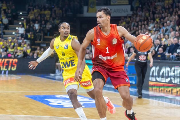 Oldenburg, Lower Saxony, DEU, 14 12 2025, Oscar da Silva right, FC Bayern Munich Basketball and James Woodard left, EWE Baskets Oldenburg EWE Baskets Oldenburg vs FC Bayern Munich Basketball 1 Basketball Bundesliga Season 2025 2026, Matchday 10, Big EWE Arena EWE Baskets Oldenburg vs FC Bayern Munich Basketball www.andreas-burmann.de