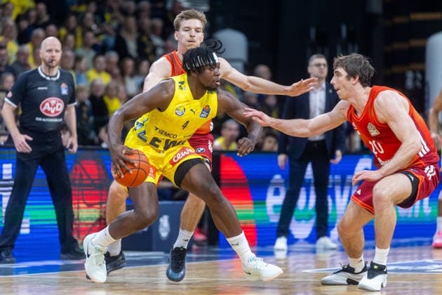 Oldenburg, Lower Saxony, DEU, 14 12 2025, Brian Fobbs center, EWE Baskets Oldenburg , Elias Harris right, FC Bayern Munich Basketball , Justus Hollatz left, FC Bayern Munich Basketball EWE Baskets Oldenburg vs FC Bayern Munich Basketball 1 Basketball Bundesliga Season 2025 2026, 10 Matchday, Grosse EWE Arena EWE Baskets Oldenburg vs FC Bayern Munich Basketball www.andreas-burmann.de