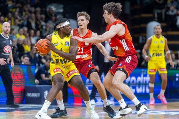 Oldenburg, Lower Saxony, DEU, 14 12 2025, Brian Fobbs center, EWE Baskets Oldenburg , Elias Harris right, FC Bayern Munich Basketball , Justus Hollatz left, FC Bayern Munich Basketball EWE Baskets Oldenburg vs FC Bayern Munich Basketball 1 Basketball Bundesliga Season 2025 2026, 10 Matchday, Grosse EWE Arena EWE Baskets Oldenburg vs FC Bayern Munich Basketball www.andreas-burmann.de
