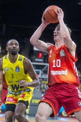 Oldenburg, Lower Saxony, DEU, 14 12 2025, Justinian Jessup right, FC Bayern Munich Basketball and Dakarai Tucker left, EWE Baskets Oldenburg EWE Baskets Oldenburg vs FC Bayern Munich Basketball 1 Basketball Bundesliga Season 2025 2026, Matchday 10, Big EWE Arena EWE Baskets Oldenburg vs FC Bayern Munich Basketball www.andreas-burmann.de