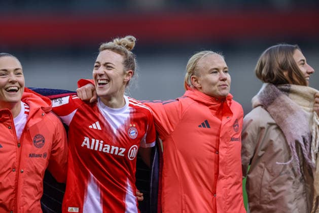 GER, Munich, FC Bayern München vs Hamburger SV, Google Pixel Frauen Bundesliga, Fußball, DFB, Spielzeit 2025 2026, FC Bayern Campus, 13 Spieltag, im Bild v l Carolin Simon Bayern München 30 , Pernille Harder Bayern München 21 , Freude nach dem Siegen gegen den Hamburger SV DFB DFL REGULATIONS PROHIBIT ANY USE OF PHOTOGRAPHS AS IMAGE SEQUENCES AND OR QUASI VIDEO, 14 12 2025 Copyright: HMBxMedia HendrikxHamelau