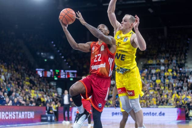 Oldenburg, Lower Saxony, DEU, 14 12 2025, Isiaha Mike left, FC Bayern Munich Basketball and Seth Hinrichs right, EWE Baskets Oldenburg EWE Baskets Oldenburg vs FC Bayern Munich Basketball 1 Basketball Bundesliga Season 2025 2026, Matchday 10, Big EWE Arena EWE Baskets Oldenburg vs FC Bayern Munich Basketball www.andreas-burmann.de