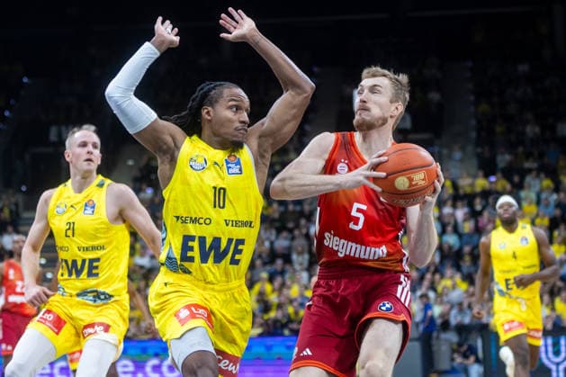 Oldenburg, Lower Saxony, DEU, 14 12 2025, Niels Giffey right, FC Bayern Munich Basketball and James Woodard left, EWE Baskets Oldenburg EWE Baskets Oldenburg vs FC Bayern Munich Basketball 1 Basketball Bundesliga Season 2025 2026, Matchday 10, Big EWE Arena EWE Baskets Oldenburg vs FC Bayern Munich Basketball www.andreas-burmann.de