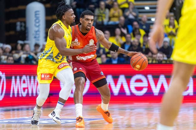 Oldenburg, Lower Saxony, DEU, 14 12 2025, Xavier Rathan Mayes right, FC Bayern Munich Basketball and Christopher Clemons left, EWE Baskets Oldenburg EWE Baskets Oldenburg vs FC Bayern Munich Basketball 1 Basketball Bundesliga Season 2025 2026, Matchday 10, Big EWE Arena EWE Baskets Oldenburg vs FC Bayern Munich Basketball www.andreas-burmann.de