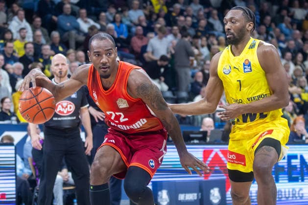 Oldenburg, Lower Saxony, DEU, 14 12 2025, Isiaha Mike left, FC Bayern Munich Basketball and Dakarai Tucker right, EWE Baskets Oldenburg EWE Baskets Oldenburg vs FC Bayern Munich Basketball 1 Basketball Bundesliga Season 2025 2026, Matchday 10, Big EWE Arena EWE Baskets Oldenburg vs FC Bayern Munich Basketball www.andreas-burmann.de