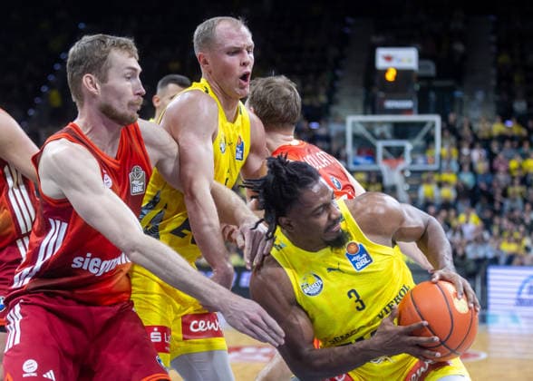 Oldenburg, Lower Saxony, DEU, 14 12 2025, Christopher Clemons right, EWE Baskets Oldenburg , Seth Hinrichs center, EWE Baskets Oldenburg and Niels Giffey left, FC Bayern Munich Basketball EWE Baskets Oldenburg vs FC Bayern Munich Basketball 1 Basketball Bundesliga Season 2025 2026, 10 Matchday, Grosse EWE Arena EWE Baskets Oldenburg vs FC Bayern Munich Basketball www.andreas-burmann.de