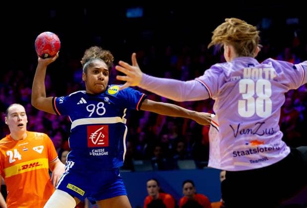 ROTTERDAM - Suzanne Wajoka (FRA) and Yara Ten Holte (NED) during the consolation final between the Netherlands and France at the World Handball Championship in Ahoy Rotterdam. ANP IRIS VAN DEN BROEK xVIxANPxSportx xxANPxIVx 544853345 originalFilename: 544853345.jpg