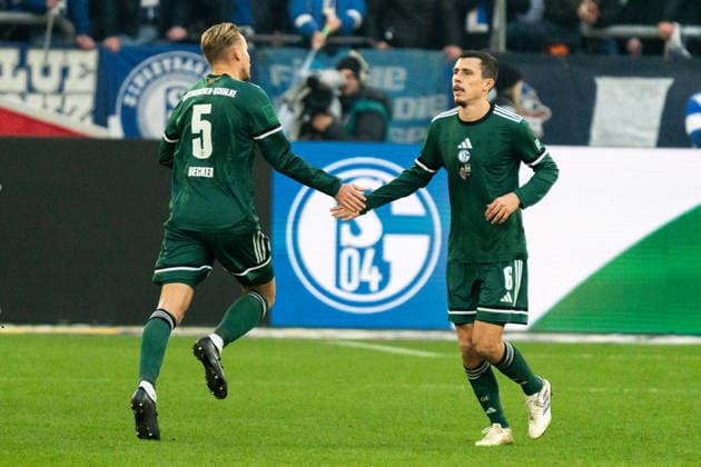 Germany 2 Bundesliga 2025 26, 14 Matchday FC Schalke 04 vs 1 FC Nürnberg 14 12 2025 Veltins Arena Gelsenkirchen, North Rhine-Westphalia Substitution new in the match Timo Becker Schalke 04, 5 Out Ron Schallenberg Schalke 04, 6 Copyright: xCelinaxLeiersx