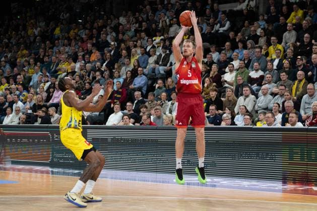 GER, Basketball, easy Credit BBL, EWE Baskets Oldenburg vs FC Bayern München Basketball 14 12 2025, EWE Arena, Oldenburg, GER, easy Credit BBL, EWE Baskets Oldenburg vs FC Bayern München Basketball, pictured Niels GIFFEY FC Bayern München Basketball 5 Dakarai TUCKER EWE Baskets Oldenburg 7 nordphotoxgmbhx xRojahn nph00310