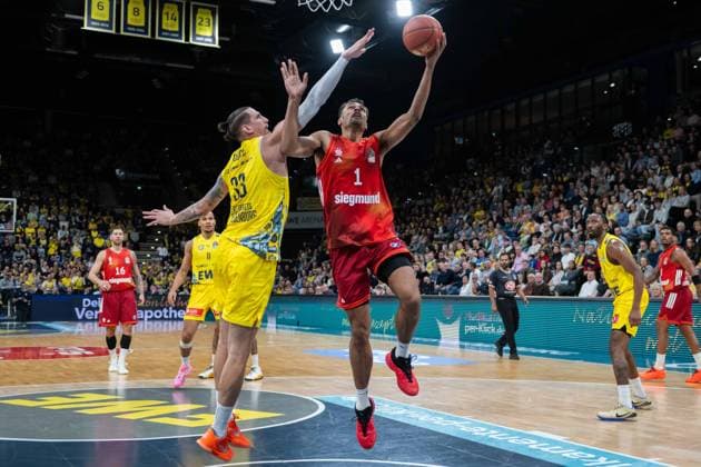 GER, Basketball, easy Credit BBL, EWE Baskets Oldenburg vs FC Bayern München Basketball 14 12 2025, EWE Arena, Oldenburg, GER, easy Credit BBL, EWE Baskets Oldenburg vs FC Bayern München Basketball, pictured Oskar DA SILVA FC Bayern München Basketball 1 ZUBCIC EWE Baskets Oldenburg 33 nordphotoxgmbhx xRojahn nph00310