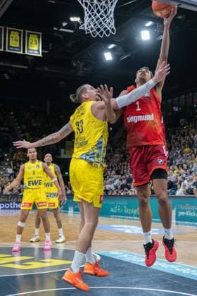 GER, Basketball, easy Credit BBL, EWE Baskets Oldenburg vs FC Bayern München Basketball 14 12 2025, EWE Arena, Oldenburg, GER, easy Credit BBL, EWE Baskets Oldenburg vs FC Bayern München Basketball, pictured Oskar DA SILVA FC Bayern München Basketball 1 ZUBCIC EWE Baskets Oldenburg 33 nordphotoxgmbhx xRojahn nph00310