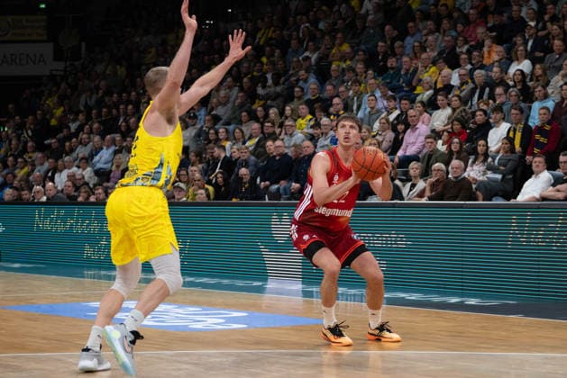 GER, Basketball, easy Credit BBL, EWE Baskets Oldenburg vs FC Bayern München Basketball 14 12 2025, EWE Arena, Oldenburg, GER, easy Credit BBL, EWE Baskets Oldenburg vs FC Bayern München Basketball, pictured Aleksa RADANOV FC Bayern München Basketball 12 Seth HINRICHS EWE Baskets Oldenburg 21 nordphotoxgmbhx xRojahn nph00310