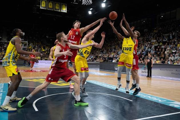 GER, Basketball, easy Credit BBL, EWE Baskets Oldenburg vs FC Bayern München Basketball 14 12 2025, EWE Arena, Oldenburg, GER, easy Credit BBL, EWE Baskets Oldenburg vs FC Bayern München Basketball, pictured Aleksa RADANOV FC Bayern München Basketball 12 Niels GIFFEY FC Bayern München Basketball 5 Chris CLEMONS EWE Baskets Oldenburg 3 Seth HINRICHS EWE Baskets Oldenburg 21 nordphotoxgmbhx xRojahn nph00310
