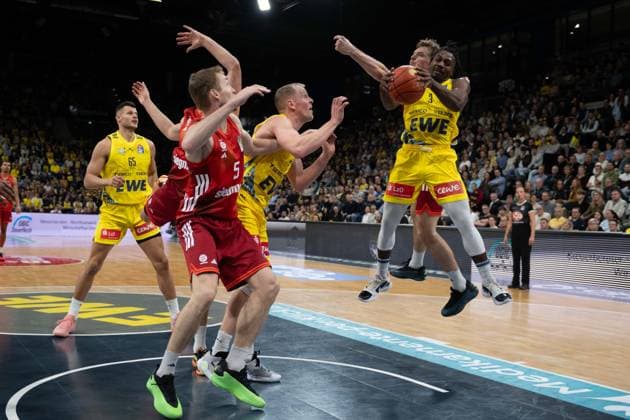GER, Basketball, easy Credit BBL, EWE Baskets Oldenburg vs FC Bayern München Basketball 14 12 2025, EWE Arena, Oldenburg, GER, easy Credit BBL, EWE Baskets Oldenburg vs FC Bayern München Basketball, pictured Aleksa RADANOV FC Bayern München Basketball 12 Niels GIFFEY FC Bayern München Basketball 5 Chris CLEMONS EWE Baskets Oldenburg 3 Seth HINRICHS EWE Baskets Oldenburg 21 nordphotoxgmbhx xRojahn nph00310