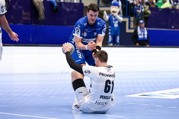 14 12 2025, xKWIx, Handball, Daikin Handball Bundesliga Daikin HBL , TBV Lemgo Lippe THW Kiel, PHOENIX CONTACT arena Frederik Simak TBV Lemgo Lippe 8 helps Hendrik Pekeler THW Kiel 61 fair high Photo xKamilxWilkowskixPressefotoKochx NRW Germany