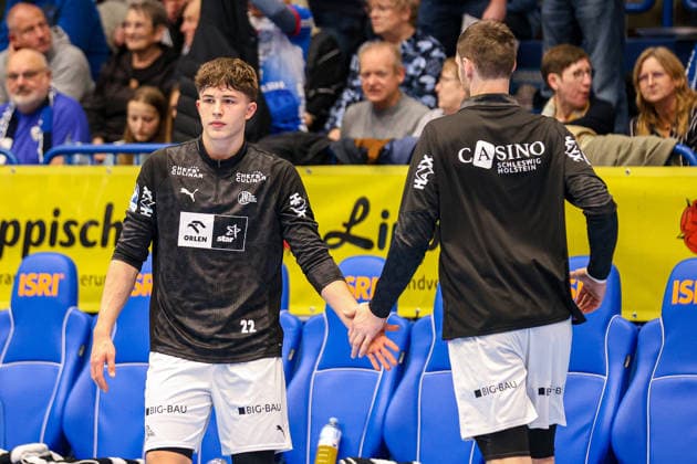 14 12 2025, xKWIx, Handball, Daikin Handball Bundesliga Daikin HBL , TBV Lemgo Lippe THW Kiel, PHOENIX CONTACT arena Rasmus Ankermann THW Kiel 22 beats THW Kiel 71 with Elias Ellefsen a Skipagotu Photo xKamilxWilkowskixPressefotoKochx NRW Germany