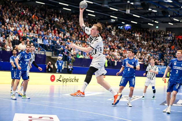 14 12 2025, xKWIx, Handball, Daikin Handball Bundesliga Daikin HBL , TBV Lemgo Lippe THW Kiel, PHOENIX CONTACT arena Eric Johansson THW Kiel 21 throwing Photo xKamilxWilkowskixPressefotoKochx NRW Germany