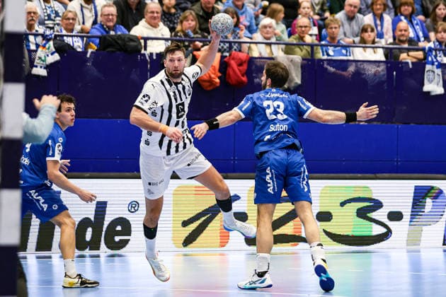 14 12 2025, xKWIx, Handball, Daikin Handball Bundesliga Daikin HBL , TBV Lemgo Lippe THW Kiel, PHOENIX CONTACT arena Harald Reinkind THW Kiel 6 in duel against Tim Suton TBV Lemgo Lippe 23 Photo xKamilxWilkowskixPressefotoKochx NRW Germany