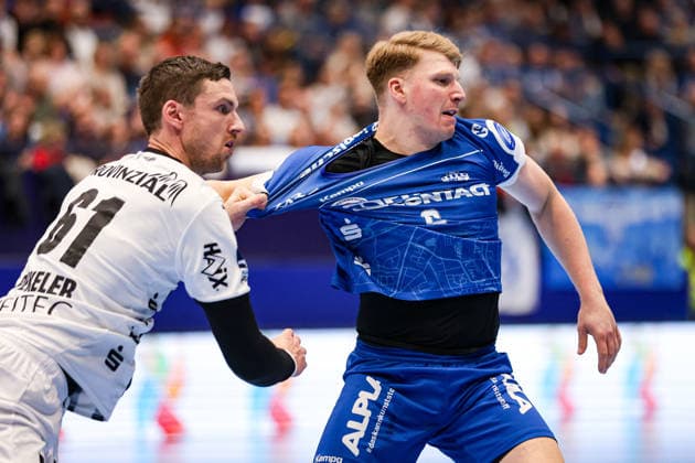 14 12 2025, xKWIx, Handball, Daikin Handball Bundesliga Daikin HBL , TBV Lemgo Lippe THW Kiel, PHOENIX CONTACT arena Hendrik Pekeler THW Kiel 61 in duel against Lukas Hutecek TBV Lemgo Lippe 2 Photo xKamilxWilkowskixPressefotoKochx NRW Germany