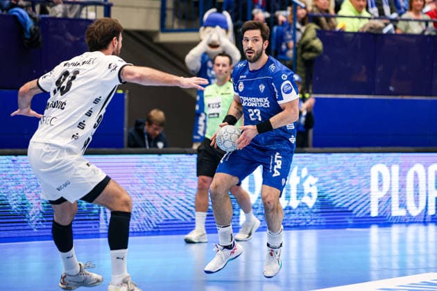 14 12 2025, xKWIx, Handball, Daikin Handball Bundesliga Daikin HBL , TBV Lemgo Lippe THW Kiel, PHOENIX CONTACT arena Tim Suton TBV Lemgo Lippe 23 in duel against Veron NaÄinoviÄ‡ THW Kiel 93 Photo xKamilxWilkowskixPressefotoKochx NRW Germany