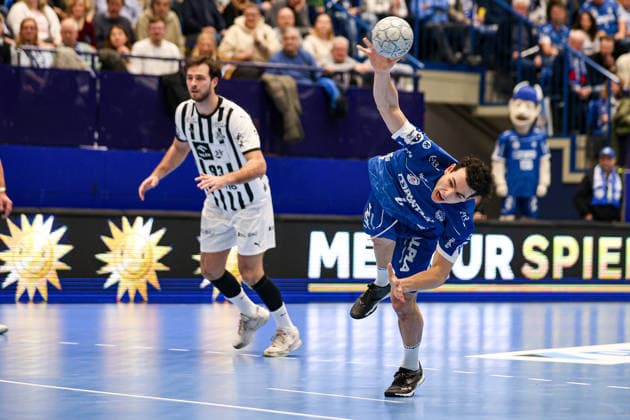 14 12 2025, xKWIx, Handball, Daikin Handball Bundesliga Daikin HBL , TBV Lemgo Lippe THW Kiel, PHOENIX CONTACT arena Samuel Zehnder TBV Lemgo Lippe 4 throwing Photo xKamilxWilkowskixPressefotoKochx NRW Germany