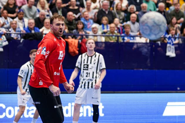 14 12 2025, xKWIx, Handball, Daikin Handball Bundesliga Daikin HBL , TBV Lemgo Lippe THW Kiel, PHOENIX CONTACT arena Andreas Wolff THW Kiel 33 cheers after holding the ball Photo xKamilxWilkowskixPressefotoKochx NRW Germany