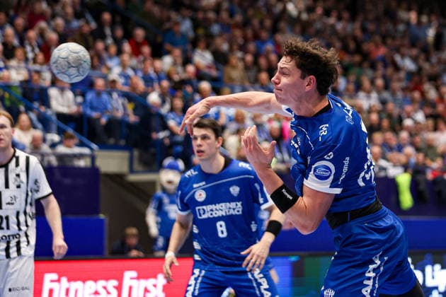 14 12 2025, xKWIx, Handball, Daikin Handball Bundesliga Daikin HBL , TBV Lemgo Lippe THW Kiel, PHOENIX CONTACT arena Samuel Zehnder TBV Lemgo Lippe 4 throwing Photo xKamilxWilkowskixPressefotoKochx NRW Germany