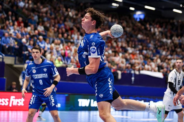 14 12 2025, xKWIx, Handball, Daikin Handball Bundesliga Daikin HBL , TBV Lemgo Lippe THW Kiel, PHOENIX CONTACT arena Samuel Zehnder TBV Lemgo Lippe 4 throwing Photo xKamilxWilkowskixPressefotoKochx NRW Germany