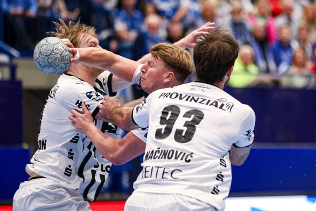 14 12 2025, xKWIx, Handball, Daikin Handball Bundesliga Daikin HBL , TBV Lemgo Lippe THW Kiel, PHOENIX CONTACT arena Lukas Hutecek TBV Lemgo Lippe 2 in a duel against Veron NaÄinoviÄ‡ THW Kiel 93 Photo xKamilxWilkowskixPressefotoKochx NRW Germany